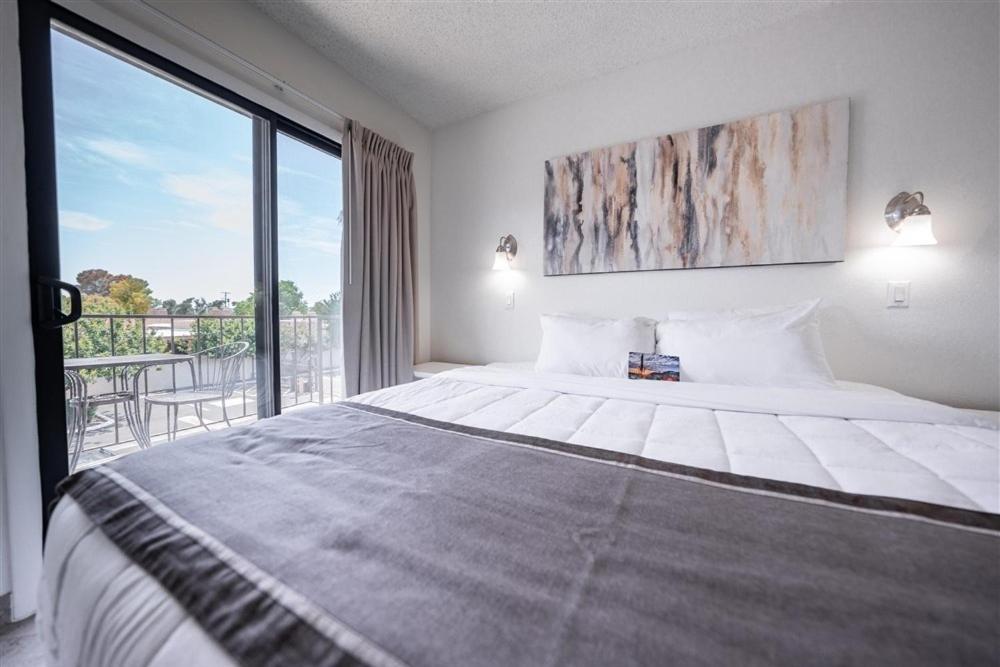 Scottsdale's premium short term getaway, Fully furnished 1 bedroom homes, FREE Golf, cable, utilities, Wi-Fi, parking, pool, and bike trails- Unit 238 apts - Scottsdale, AZ