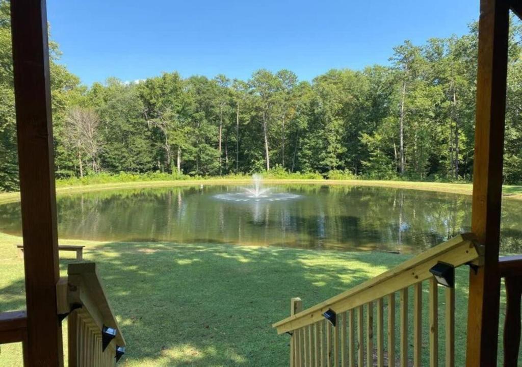 Serene 1br Cabin Near Nc Z00 With Loft & Waterview - Asheboro, NC