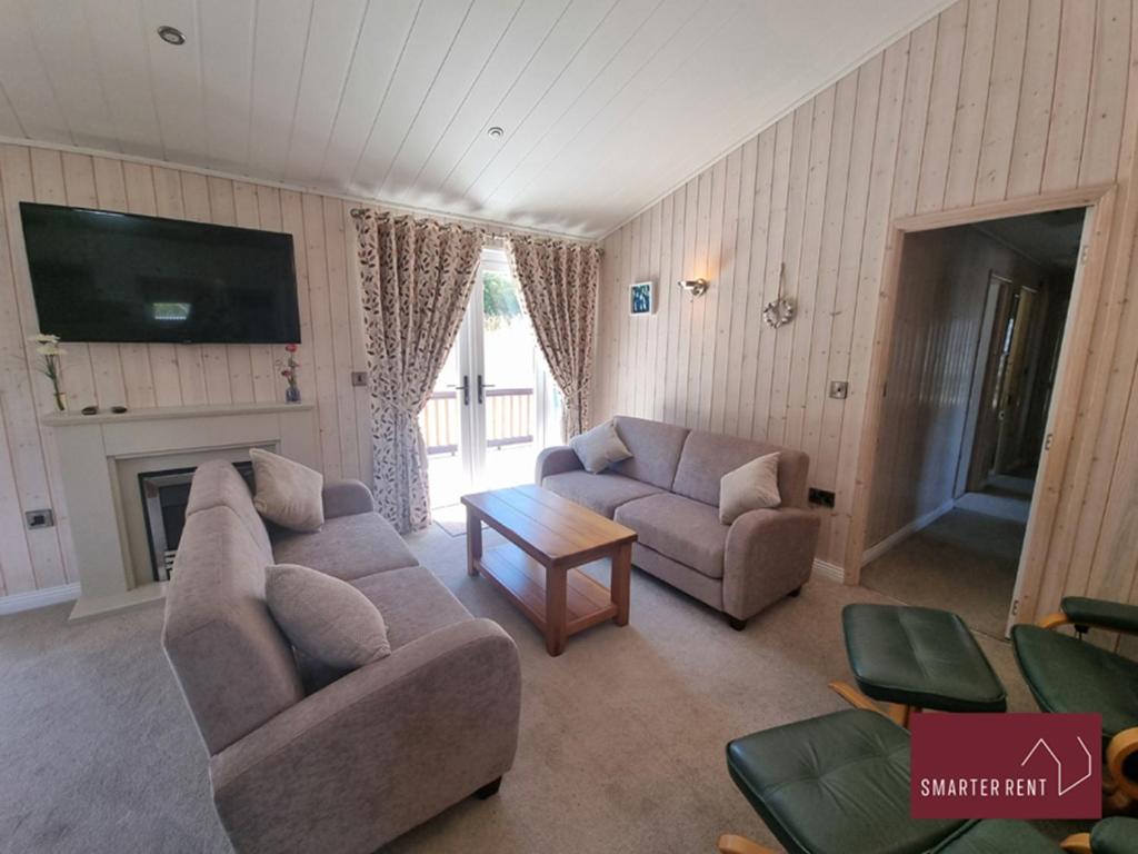 Milford on Sea - 4 Bedroom Lodge in Shorefield Country Park - Isle of Wight