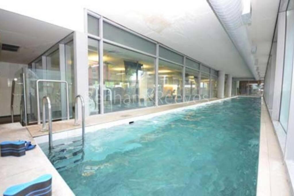 2bed 2bath -Pool, Balcony, Gym Lift - London Stadium