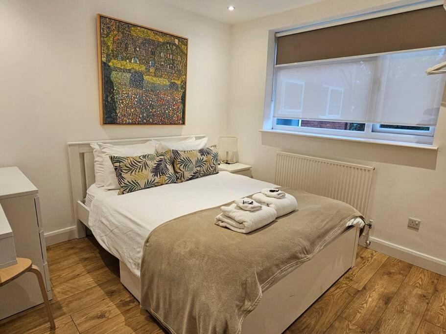 Neon Heights 2 Bed Luton Town Centre - London Luton Airport (LTN)