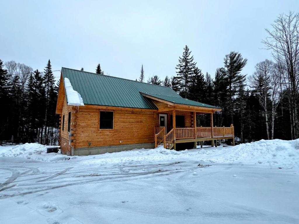 65pt New Log Cabin In Private Setting. Hot Tub. Gym/pool Access! - Bethlehem, NH