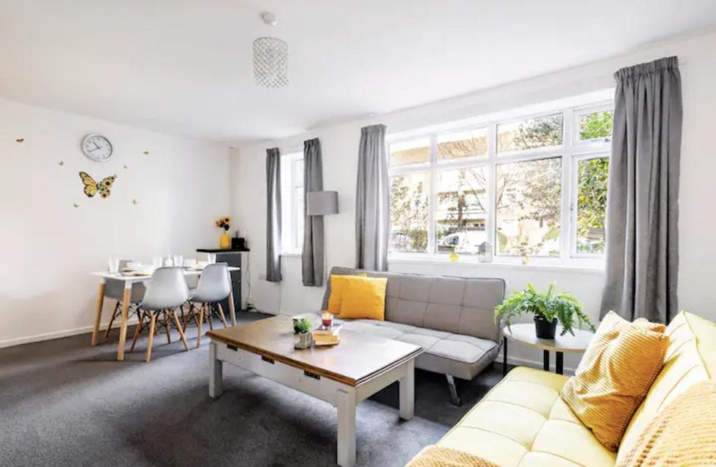 Flat In Leafy Sale, Manchester - 알트링캠