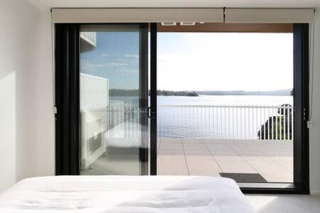 Deluxe 3-bed Unit With Rooftop Pool And Views - Batemans Bay