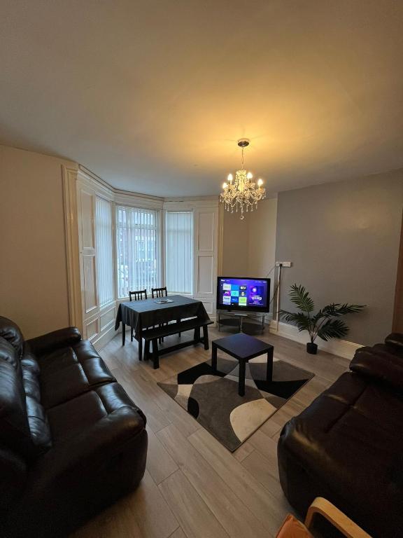 Dilston House Newcastle, Free Parking Fully Equipped Kitchen 4 Bedrooms, Near City Centre - Gosforth