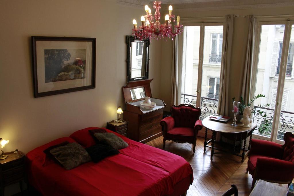 A Room In Paris - Pantin