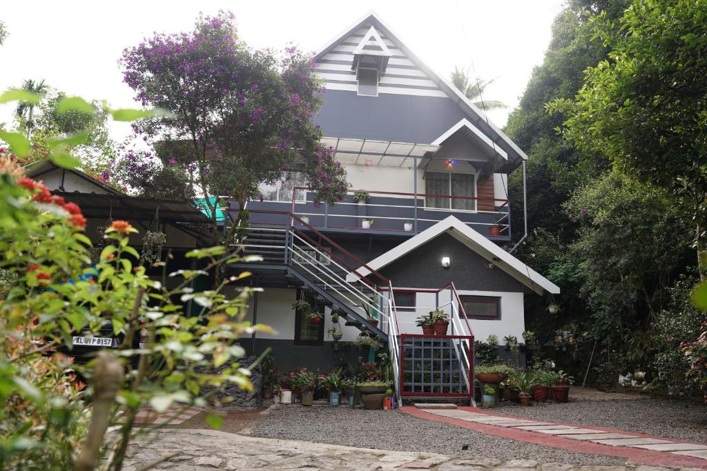 The Wayside Cottage And Tree House - Munnar