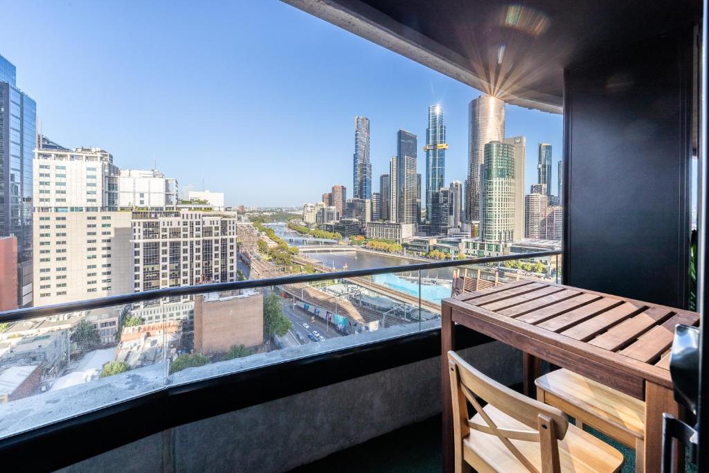 2 Bedroom Apartment With Balcony, Views Of Yarra River And Sunrise In Melbourne Cbd - Carlton