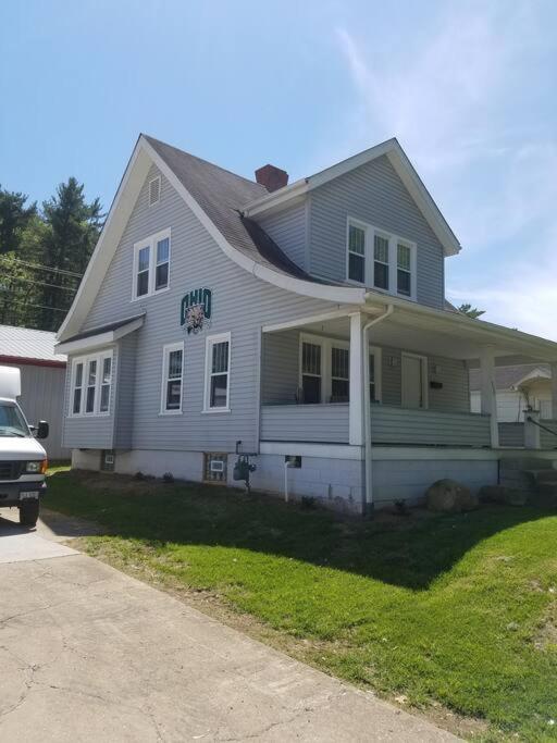3 Bedroom, 2 Bath, Porch, Free Wi-fi, Washer/dryer - Athens, OH