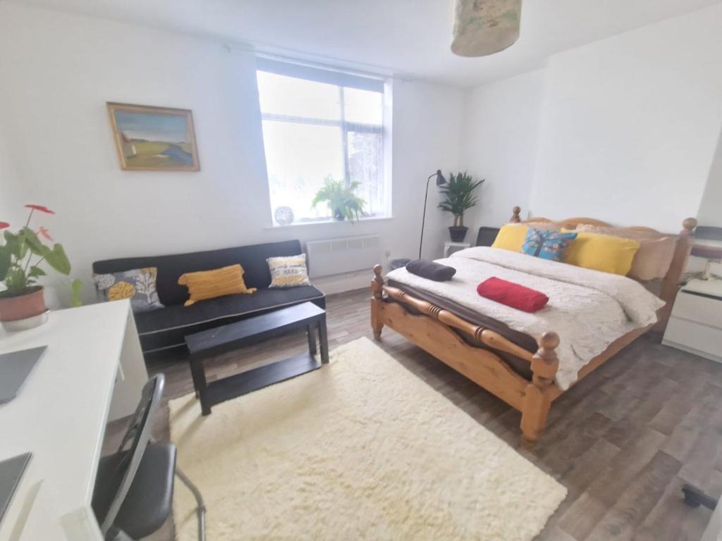 Cosy Split-level 2 Bed Apartment - Loughborough