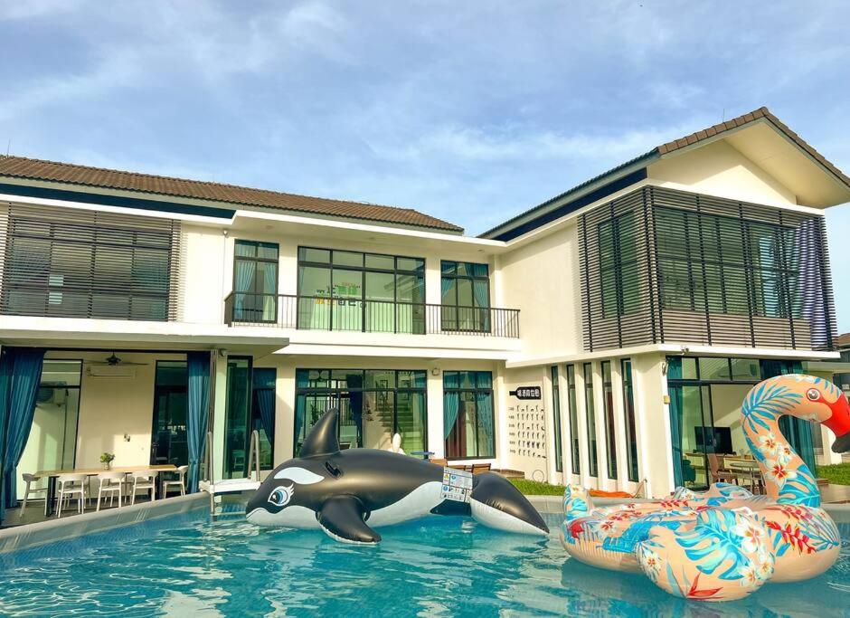 Funky Golf Villa With Private Pool - Pengerang