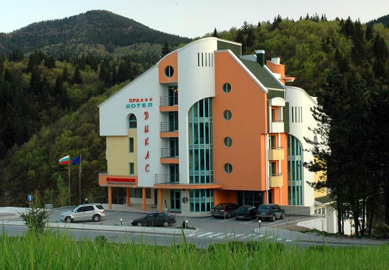 Хотел Дикас - Smolyan