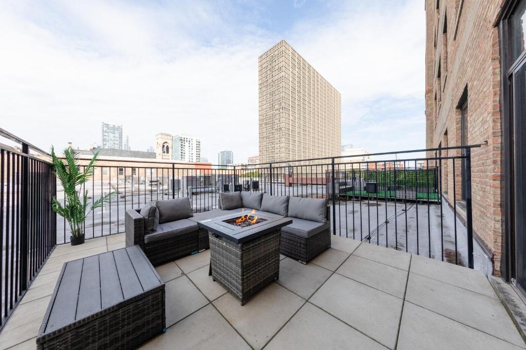 Mccormick Patio Skyline View 2b/2b With Optional Parking For Up To 6 People - River West - Chicago