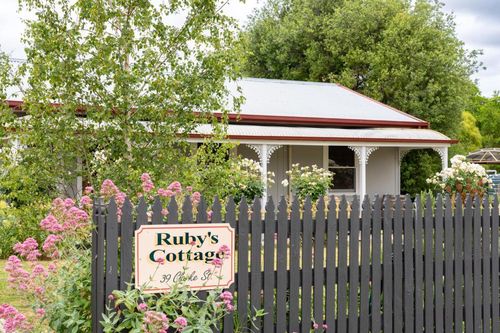Vacation rentals & Airbnbs in Penola cozycozy