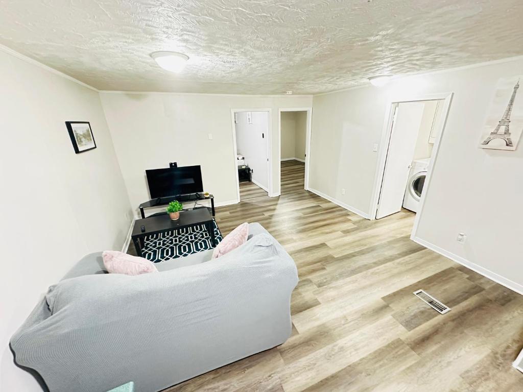 A Quiet And Decent 1 Bedroom Apartment - Kirkland Lake