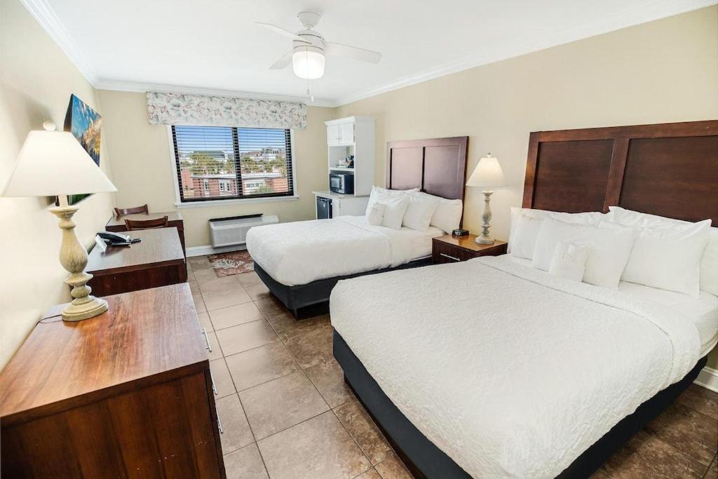 Comfortable Resort View Lodge Room 3rd Floor - Litchfield Beach, SC