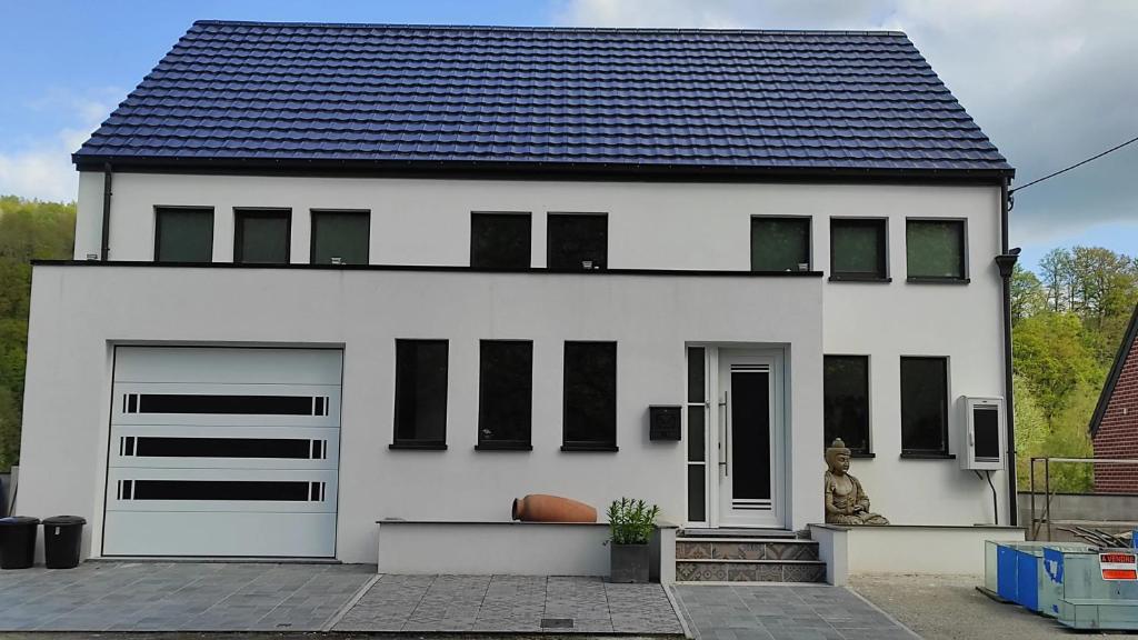 3 Bedrooms House With Furnished Terrace And Wifi At Hastiere - Givet