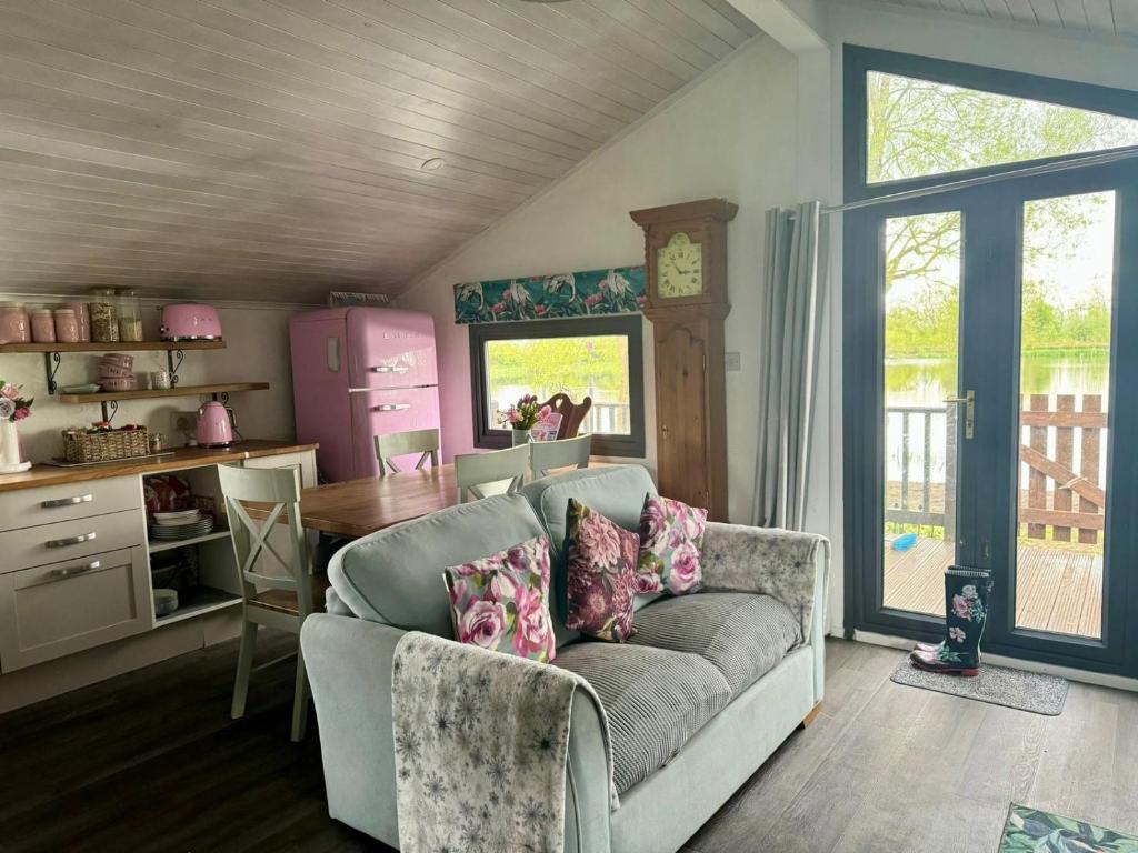 Stunning 2 Bed Lodge On The Lake - Cotswolds