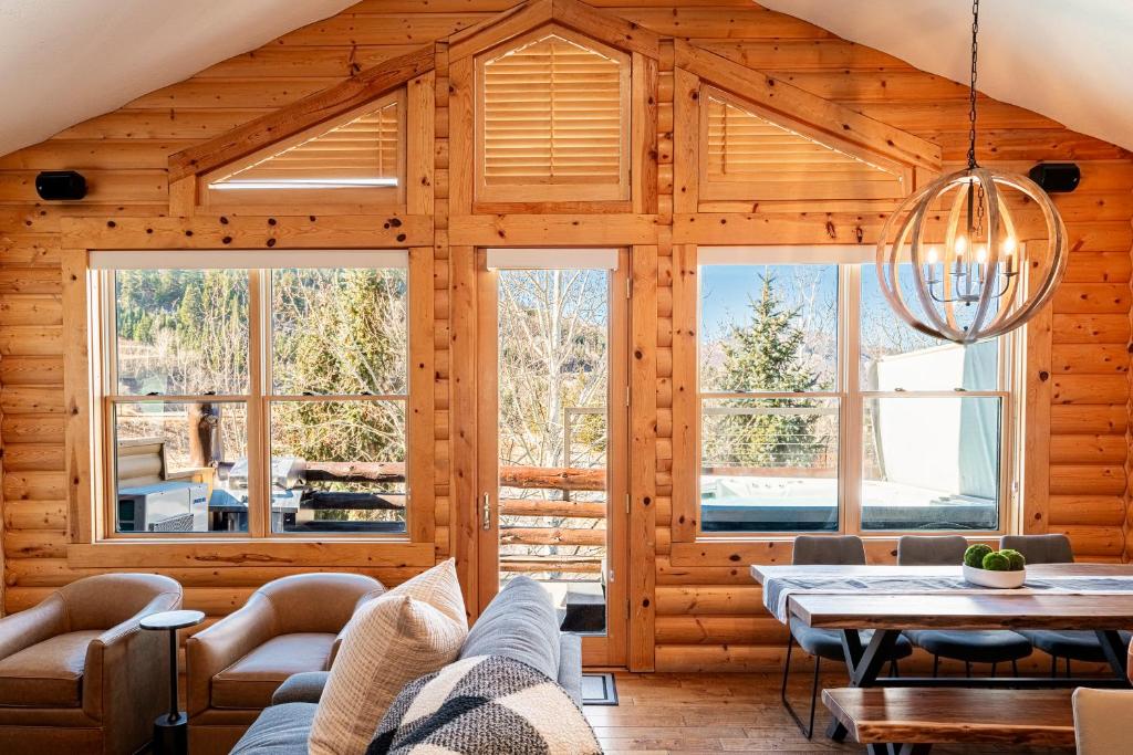 Luxury Condo & Log Cabin Design, Free Shuttle & Hot Tub! Deer Valley Comstock Lodge 305 - Park City, UT