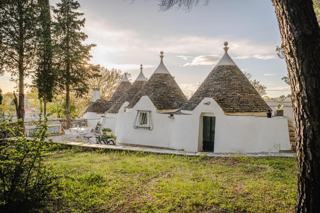 Trulli From The 19th Century With Forest - Natural Oasis - Locorotondo