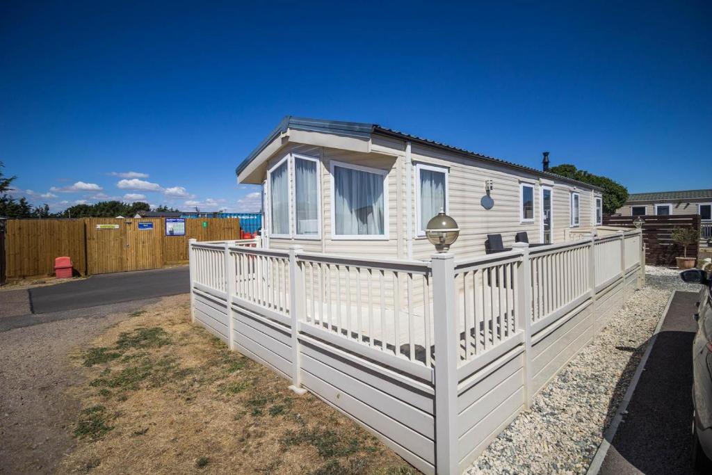 6 Berth Caravan With Decking And Wifi At Suffolk Sands Holiday Park Ref 45082c - Felixstowe