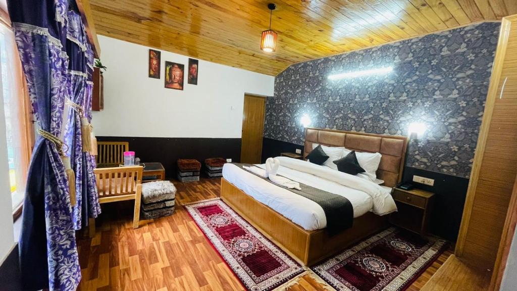 Hotel Hilltop At Mall Road Manali With Open Terrace - Lahaul And Spiti