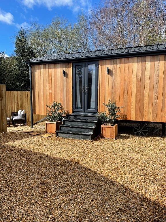 Canalside View Mini Lodge With Private Hot Tub - Llangollen