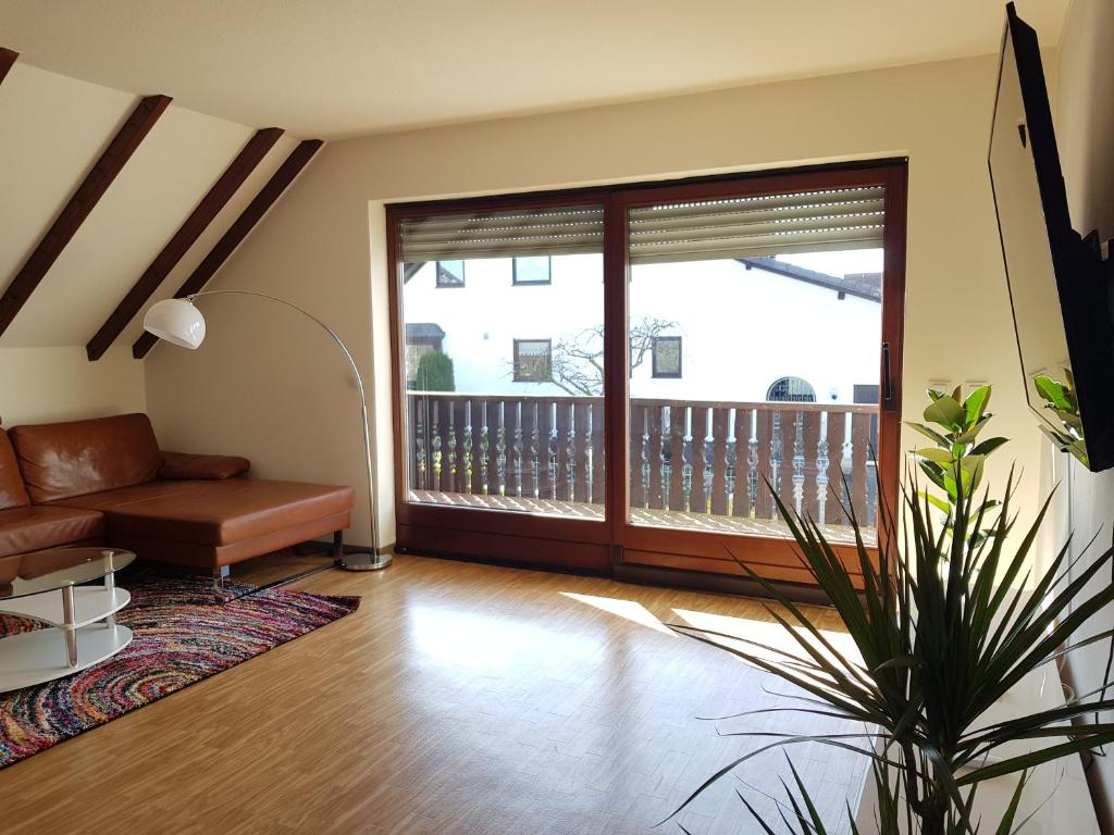 Beautiful 3 Rooms Apartment 110 M2, Kostenloser Parkplatz, Großer Balkon - Höchstadt