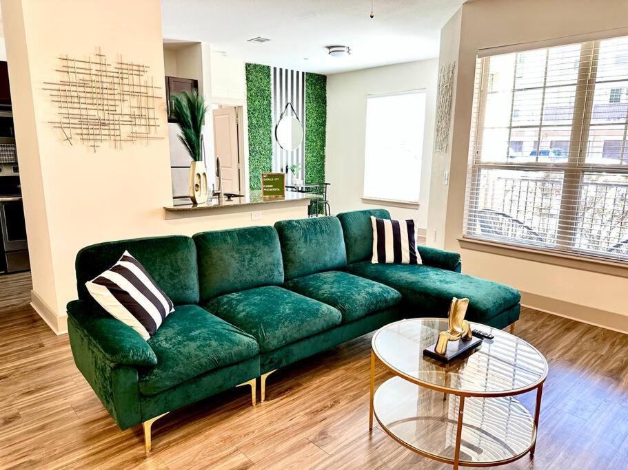 Emerald City Luxury Suite ~Fully Gated Community - Midland, TX