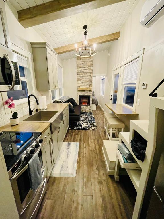 Delightful Tiny Home W/ 2 Beds And Indoor Fireplace - McKinleyville, CA