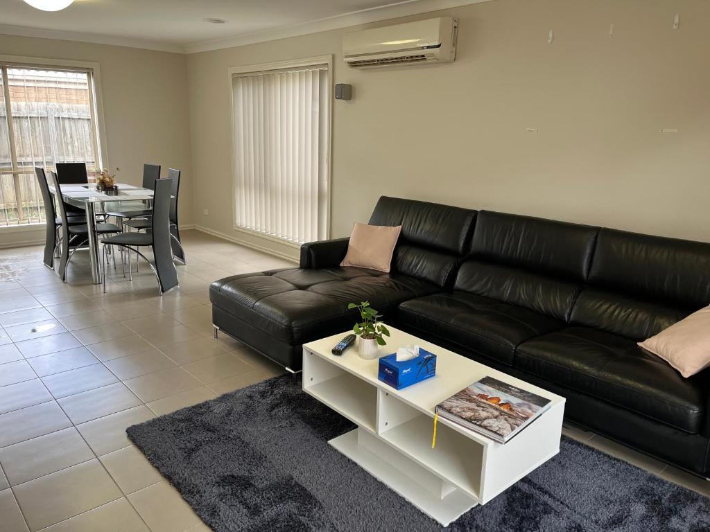 Everything Within Walking Distance - 3 Bed Rooms Entire House - Point Cook