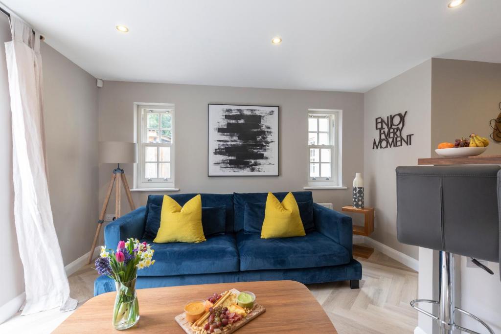 Elliot Oliver - 2 Bedroom Garden Apartment With Parking - Cheltenham