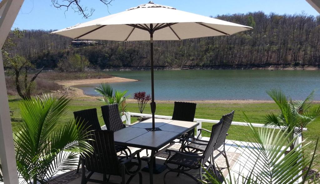 Lakehouse Has Spectacular View Plus Easy Access! - Lowell, AR