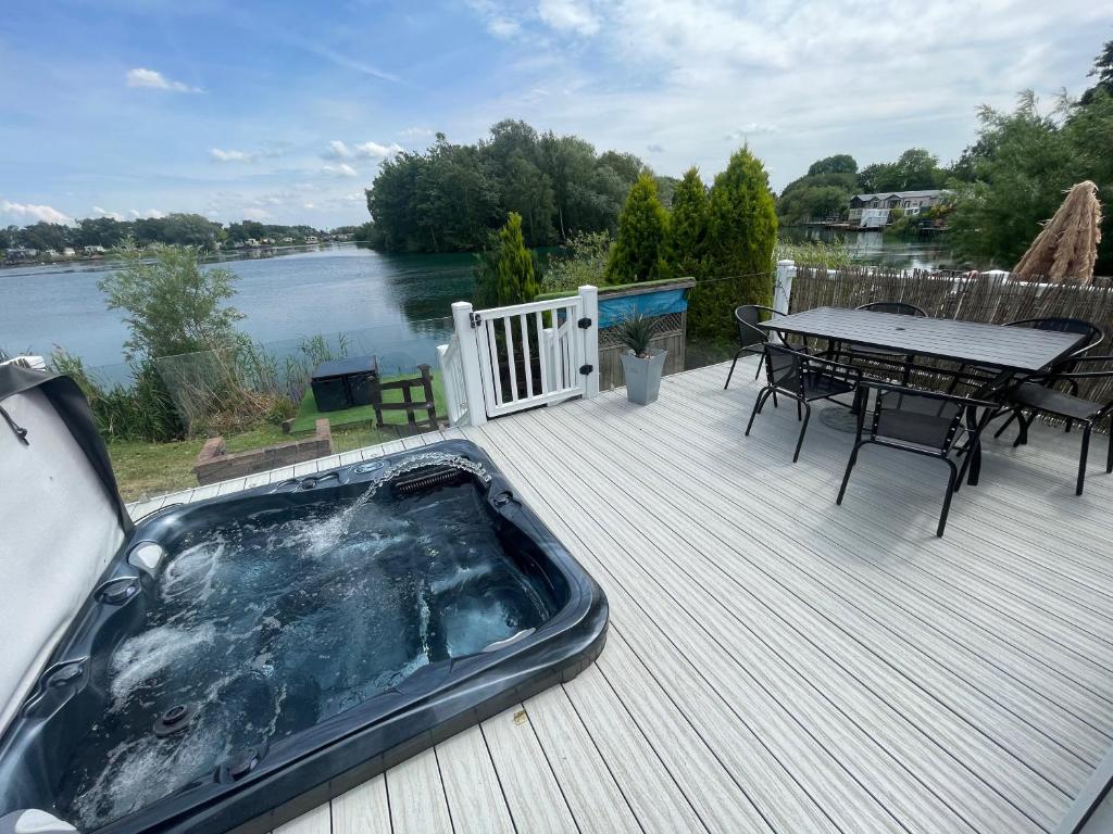 Lakeside Retreat 1 With Hot Tub, Private Fishing Peg Situated At Tattershall Lakes Country Park - Woodhall Spa