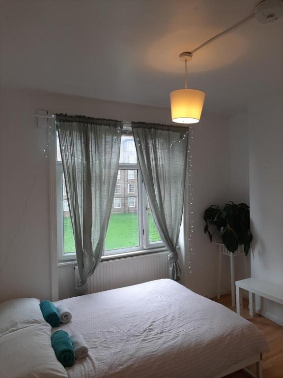 Two Adjacent Rooms In Brick Lane - Bromley