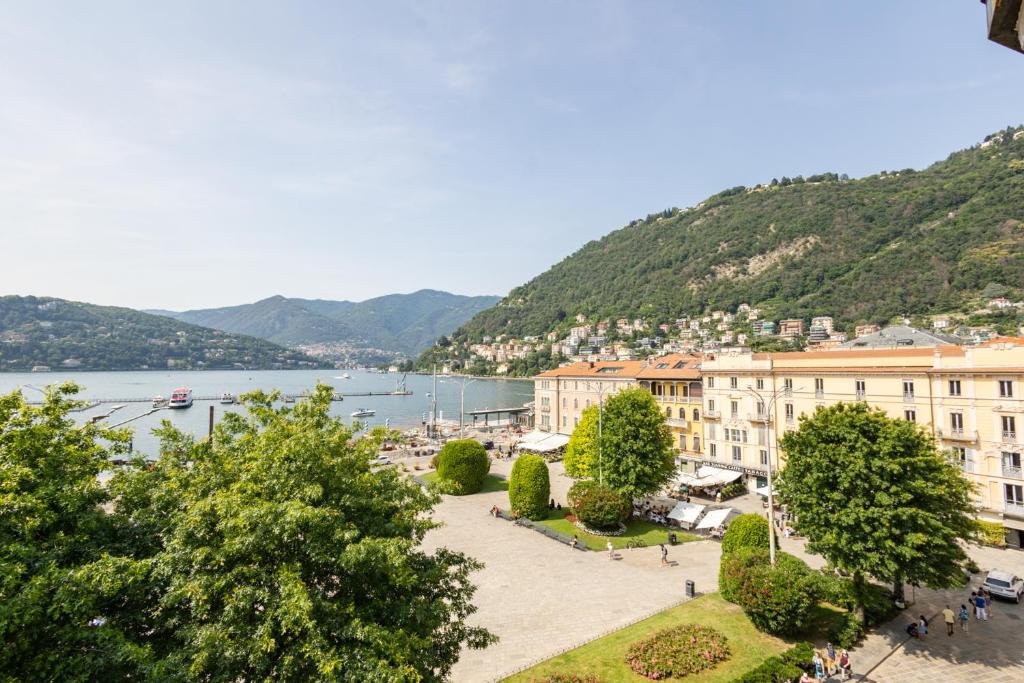 Piazza Cavour Lake View - By Myhomeincomo - Como