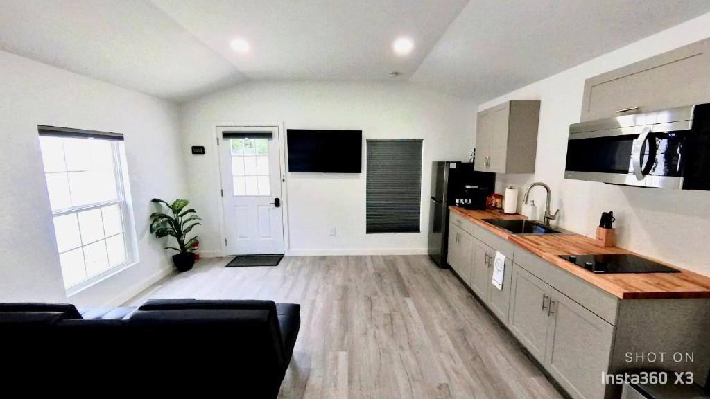 Modern & Stylish Studio With Private Entry And Parking. - Riverview, FL