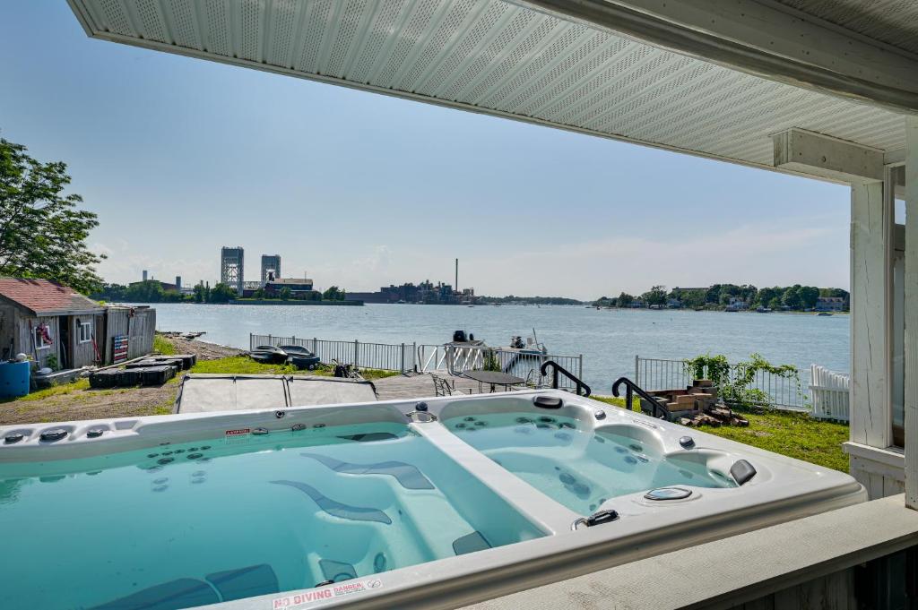 Weymouth Waterfront Getaway With Hot Tub And Pool! - Hull, MA