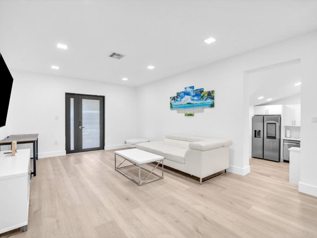 Stylish And Remoleded 3br House - North Miami, FL