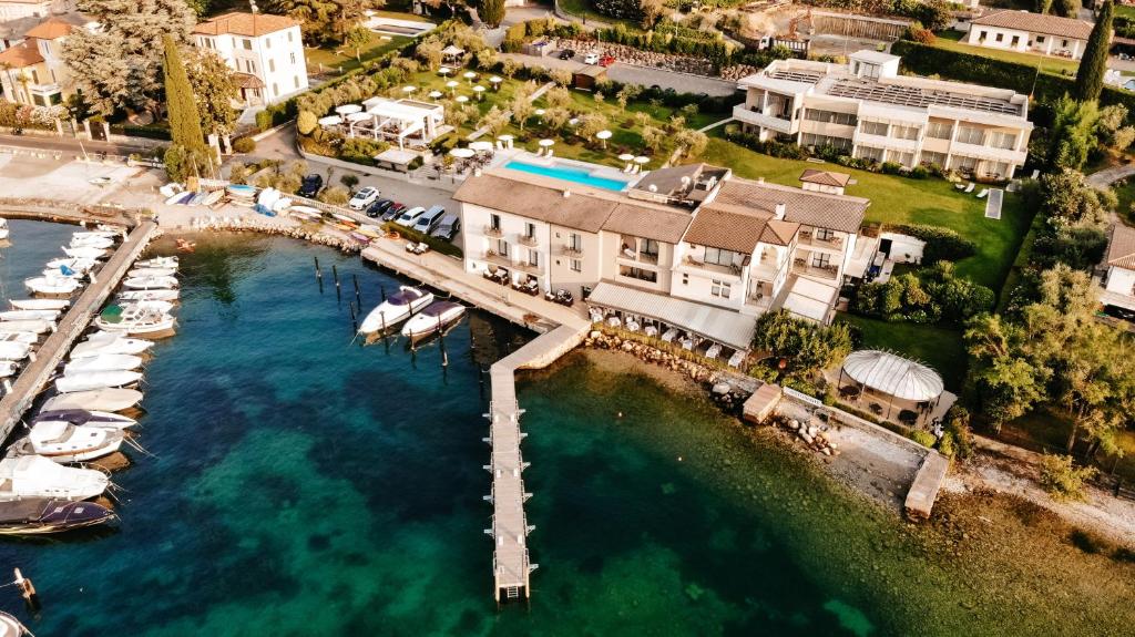 Bella Hotel & Restaurant With Private Dock For Mooring Boats - Salò