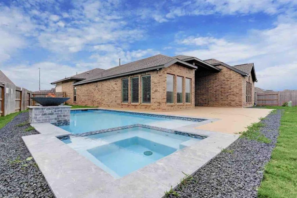 Houston Luxury Vibes W/ Private Pool & Spa - Elm Lake, TX