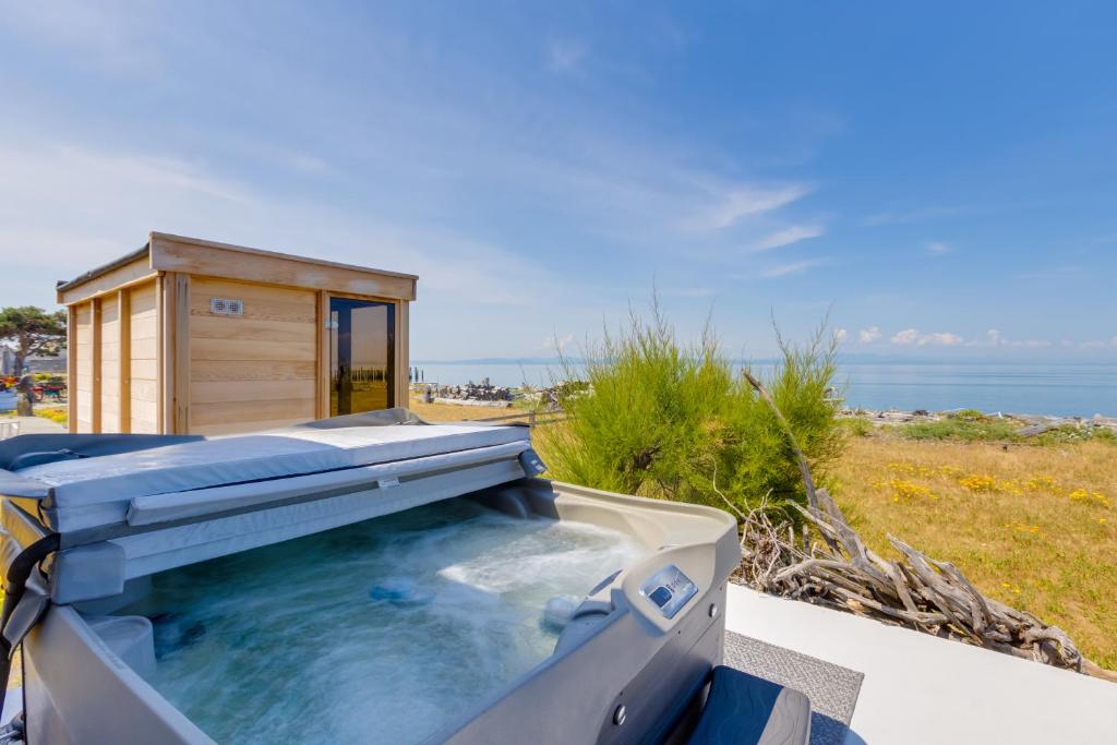 Point Roberts Cottage With Ocean Views And Hot Tub! - Tsawwassen, Delta