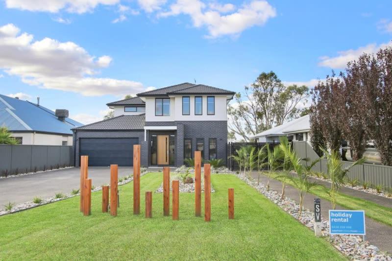 Yarrawonga's New Big, Beautiful, Waterfront House Sleeping Up To 20 Guests - Murray River
