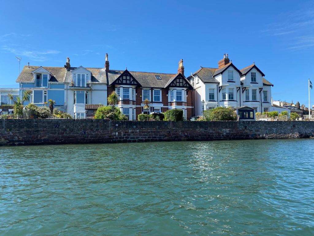 A Unique And Spacious River Front Property - Teignmouth