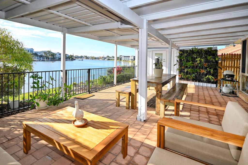 Waterfront 3 B/room, 6 Guests - Light, Relaxed Zc7 - Aussie World, Palmview