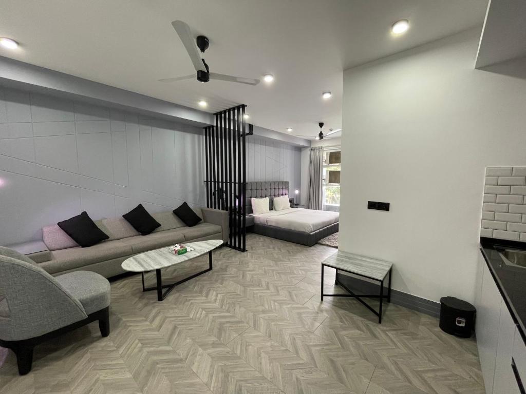 Bedchambers Luxurious Studio Apartment In Gurgaon - 古爾岡