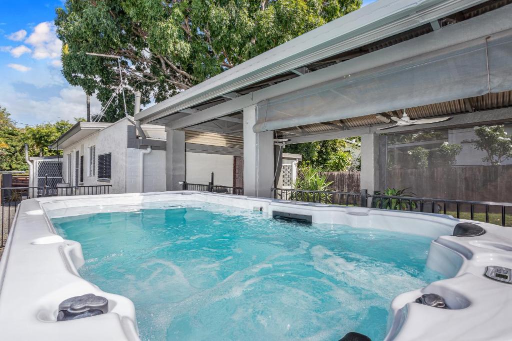 Seaside Serenity: Modern 2br Escape With Spa - Cairns Airport
