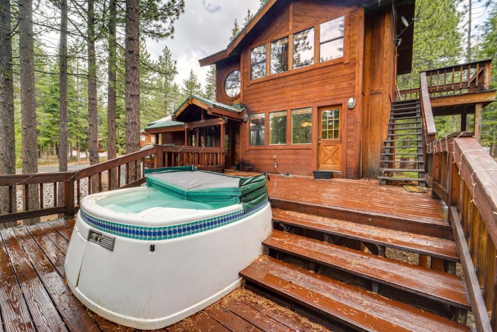 Tranquil Truckee Cabin Getaway With Private Hot Tub! - Donner Lake, CA