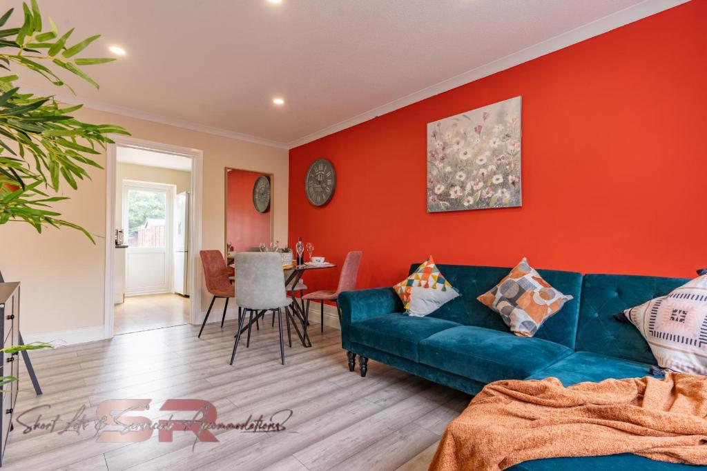 Rush House By Sr Short Lets & Serviced Accommodation Heathrow Windsor - Perfect For Monthly Stay Relocation & Business Contractors Big Groups - Hounslow