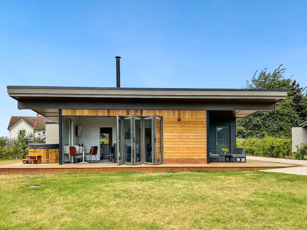 Stunning "Orwell" Scandinave Lodge With Private Hot Tub - Essex
